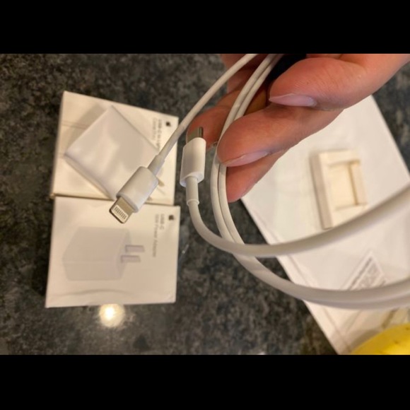 IPhone USB-C to lightning Charger 18w and 1m cord - Picture 5 of 7